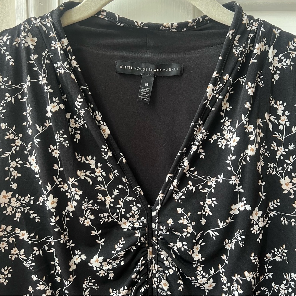 White House Black Market Black Floral V-Neck Ruched Sleeveless Blouse, Size S - Picture 3 of 6